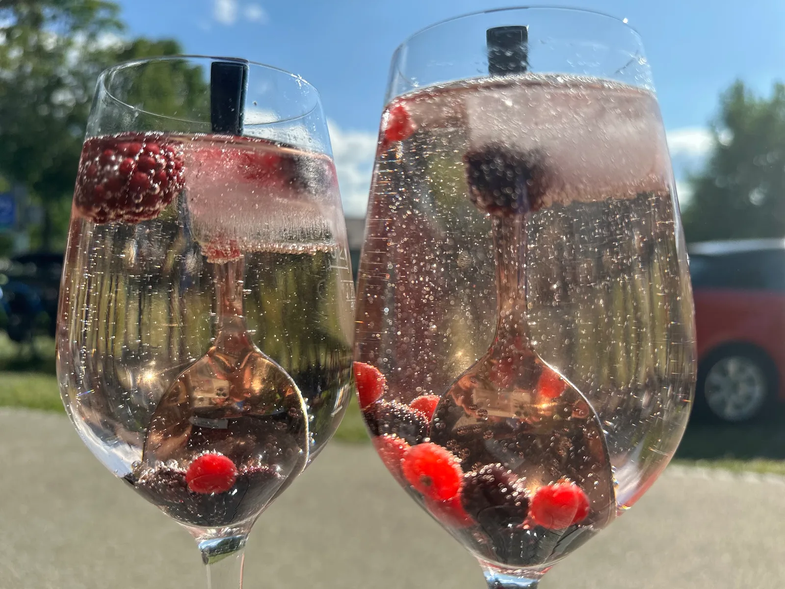 Zwei Beerendrinks der Cantina Vertical im Freien