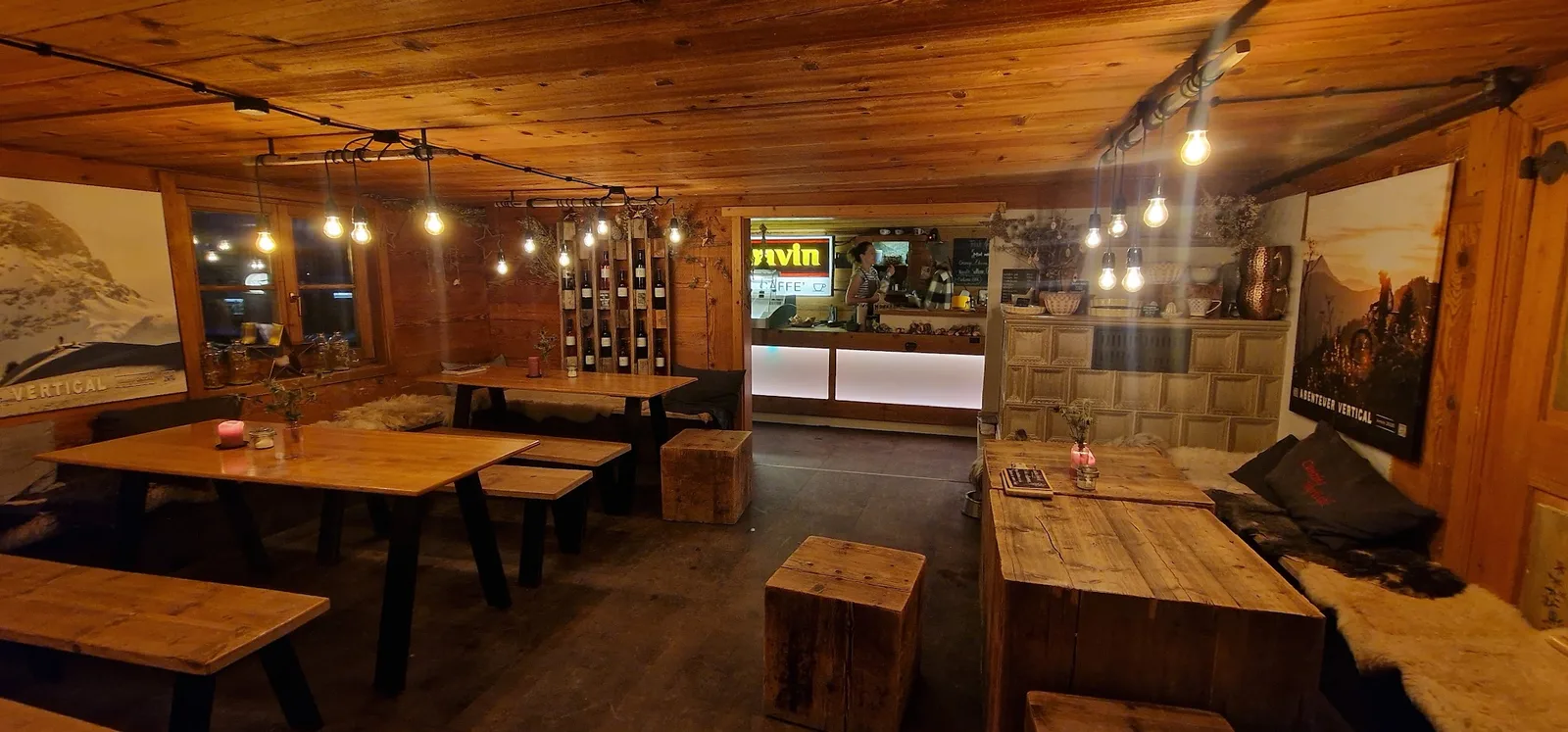 Warmer Innenraum der Cantina Vertical mit Holzmöbeln und Theke
