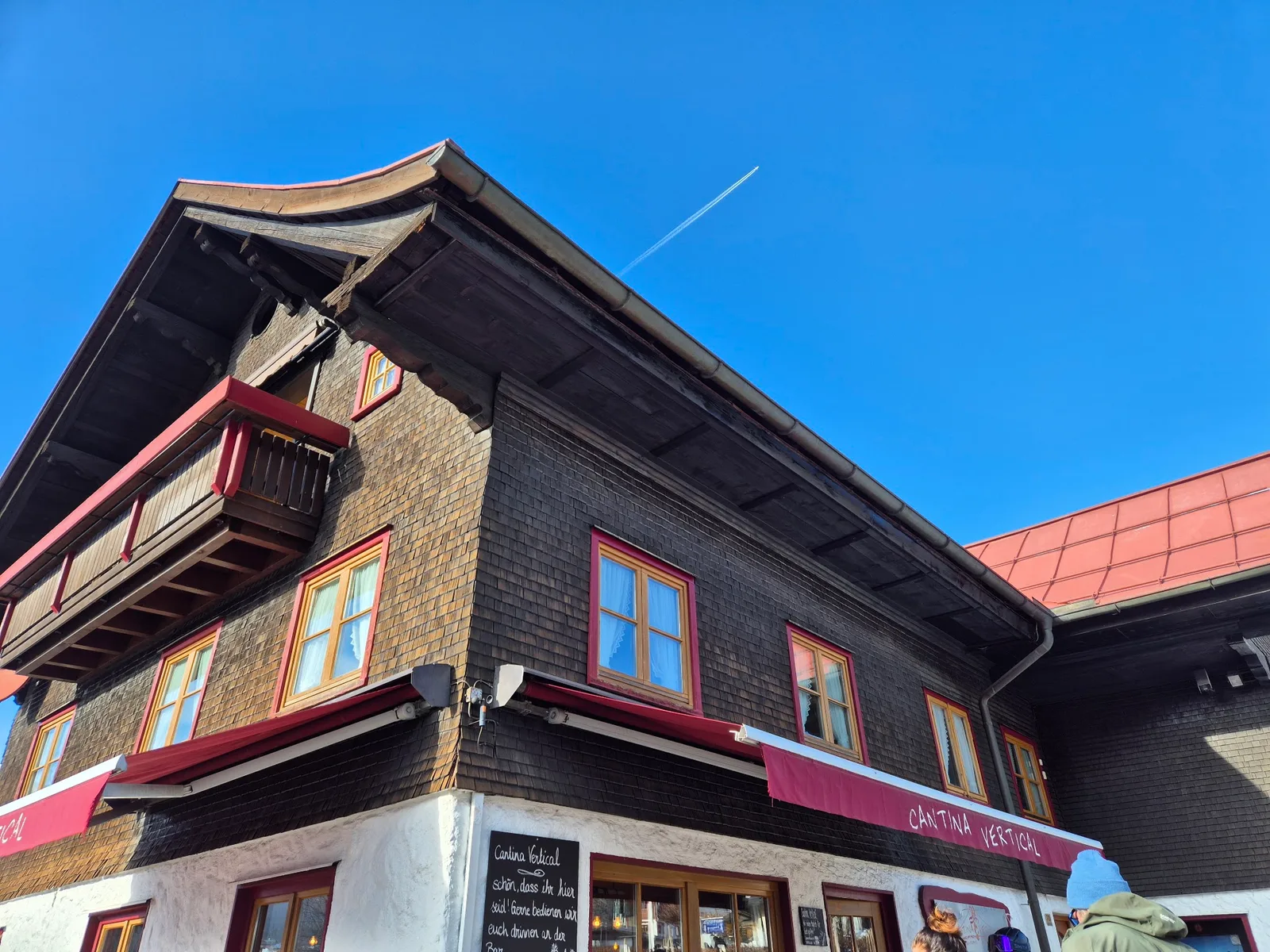 Geschindelte Fassade der Cantina Vertical mit Markise und Schriftzug